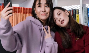 Dos jóvenes haciéndose un selfie, representando la imagen idealizada que se proyecta en redes sociales