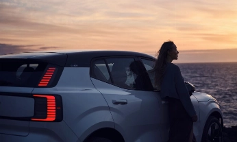 Mujer cerca de un coche, reduciendo ansiedad al volante