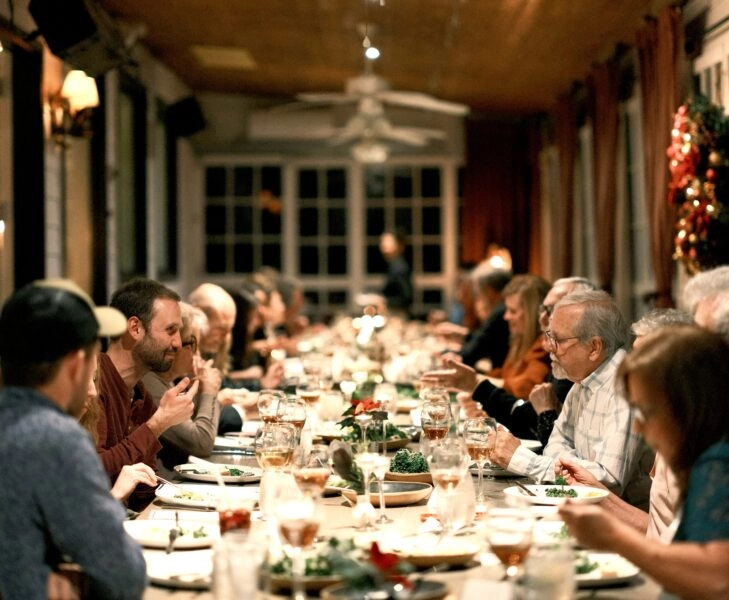 Familia reunida en una cena festiva, escenario típico donde aplicar técnicas para evitar las discusiones en Navidad y mantener la armonía