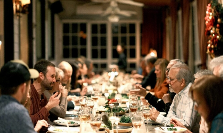 Familia reunida en una cena festiva, escenario típico donde aplicar técnicas para evitar las discusiones en Navidad y mantener la armonía