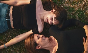 Madre e hija mirándose