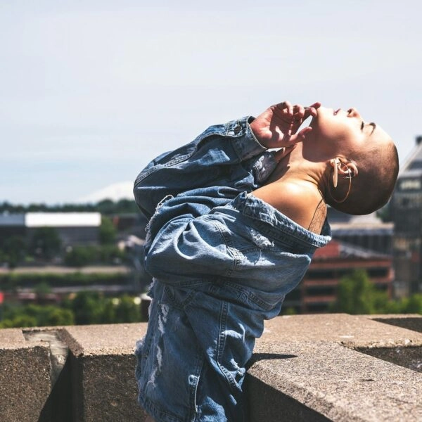 Envejecer no es solo cuestión de soplar velas. Llevar hábitos saludable hace que la edad biológica no tenga nada que ver con la cronológica. FOTO: Brett Sayles/Pexels. 