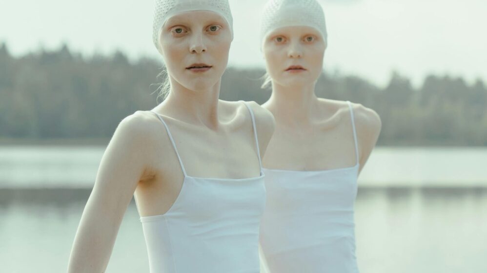 Dos jóvenes a las que no hay que medir el perímetro abdominal