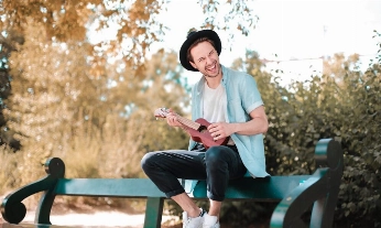 Hombre cantando para mejorar sus sistema inminutario