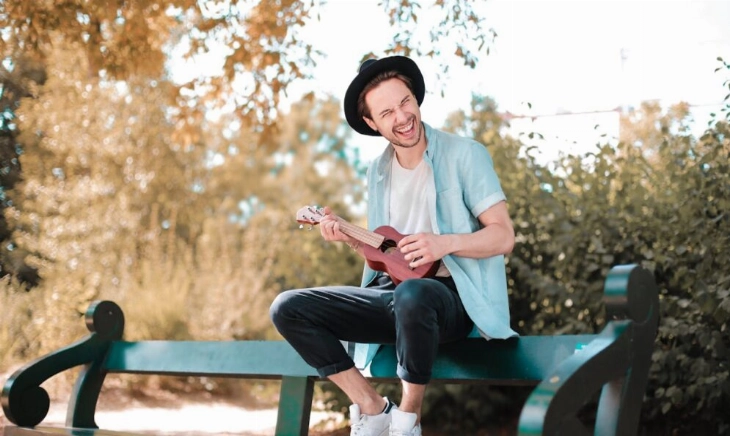 Hombre cantando para mejorar sus sistema inminutario