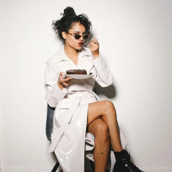 Mujer come dulces y acaba con hinchazón y efectos emocionales