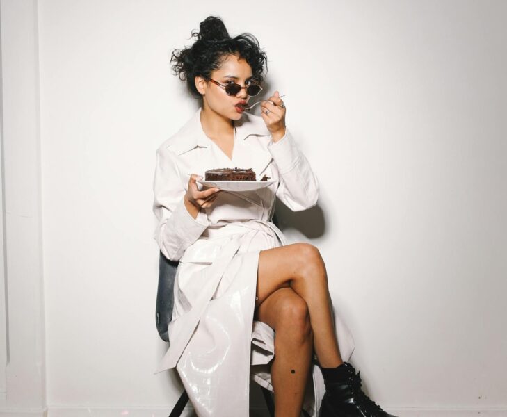 Mujer come dulces y acaba con hinchazón y efectos emocionales