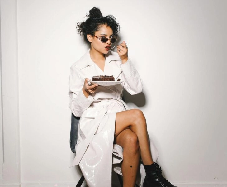 Mujer come dulces y acaba con hinchazón y efectos emocionales