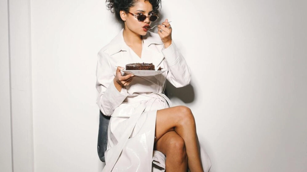 Mujer come dulces y acaba con hinchazón y efectos emocionales