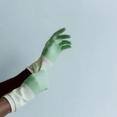 Reglas para la limpieza de casa. La primera, guantes y mascarilla, si hay químicos potentes. La segunda, que todos los varones de casa participen. FOTO: Ron Lach/Pexels.