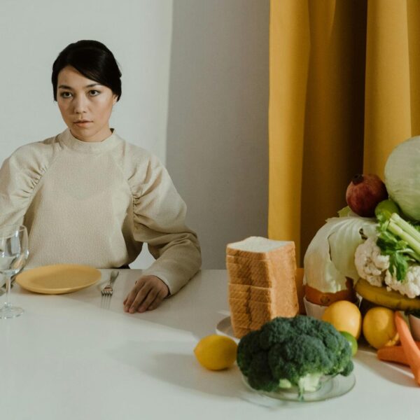 Mujer come saludable para evitar inflamación de bajo grado