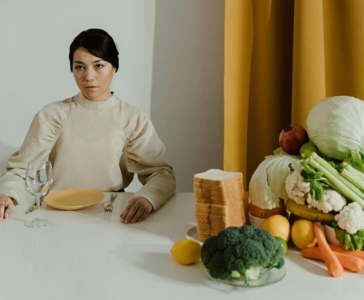 inflamacion-bajo-grado Mujer come saludable para evitar inflamación de bajo grado