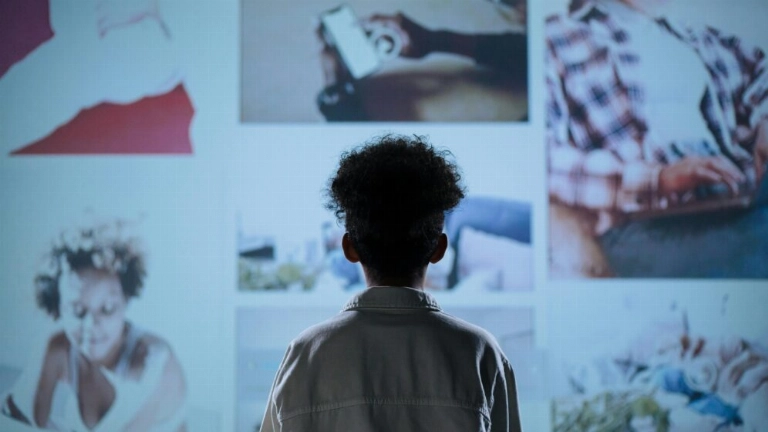 Muchas veces nos acercamos al mundo como espectadores en un museo: observamos, nos conmueve unos segundos y pasamos a otra cosa. Así funciona la empatía lejana. FOTO: Ron Lach/Pexels. 