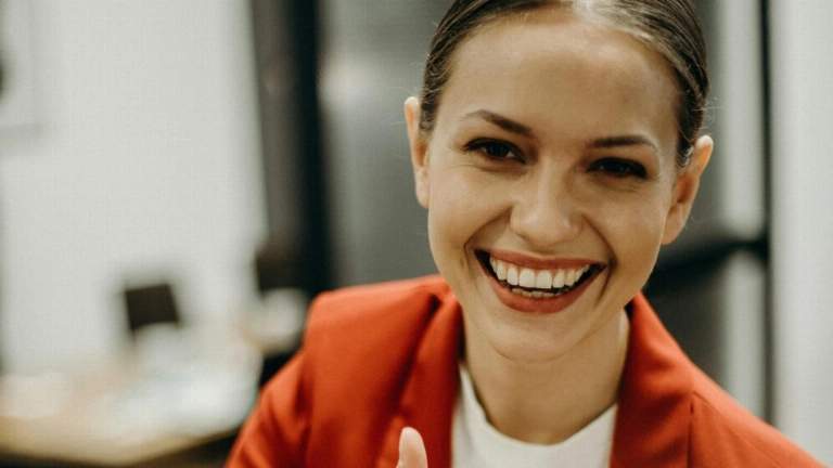 La risa no siempre llega en retiros espirituales: a veces aparece en mitad de la oficina, cuando te permites aflojar un poco la seriedad del día. Foto: Pexels