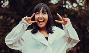 Chica contenta haciendo signo victoria