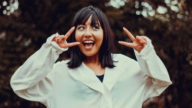 Chica contenta haciendo signo victoria