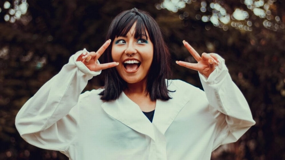 Chica contenta haciendo signo victoria