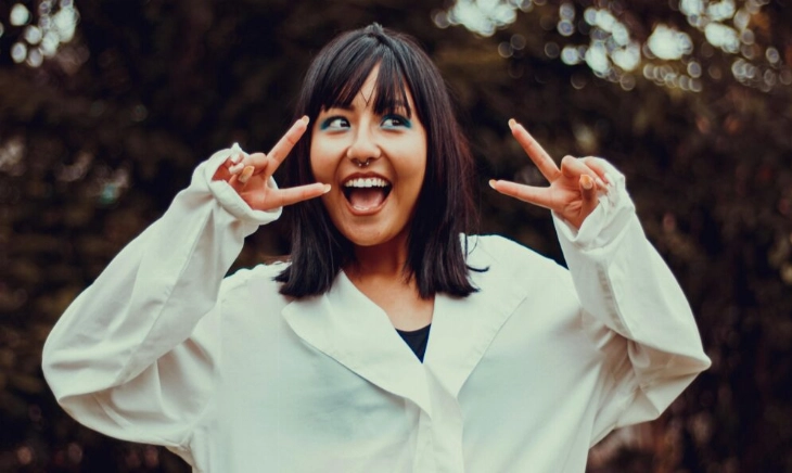 Chica contenta haciendo signo victoria