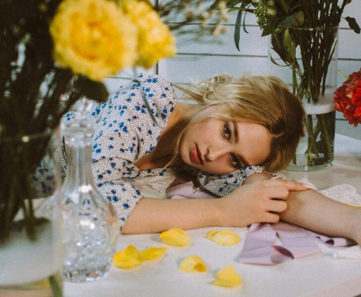 superar-trauma-dejar-de-ser-victima Mujer en proceso de superar un trauma y reescribir su historia