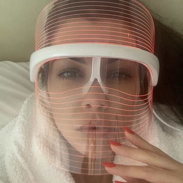 Kourtney Kardashian con una máscara LED