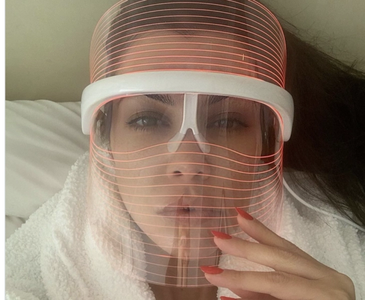 mascara-led-terapia-fotonica ylekara-mascara79187-1 Kourtney Kardashian con una máscara LED