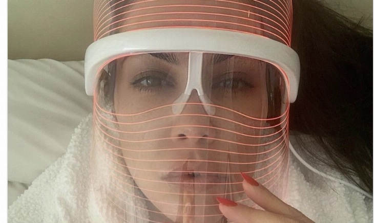 Kourtney Kardashian con una máscara LED