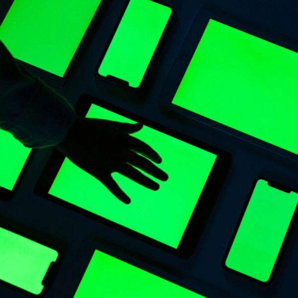 La inteligencia artificial no te lleva la contraria, nunca le duele la cabeza, ni te cambia por un partido de Champions. FOTO: Ron Loach/Pexels.