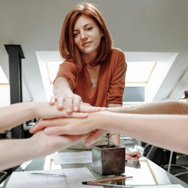 Uno para todos y todos para una. El buen líder es consciente de que el éxito de su proyecto depende de que todos remen a la vez y con ganas. FOTO: Thirdman / Pexels. 