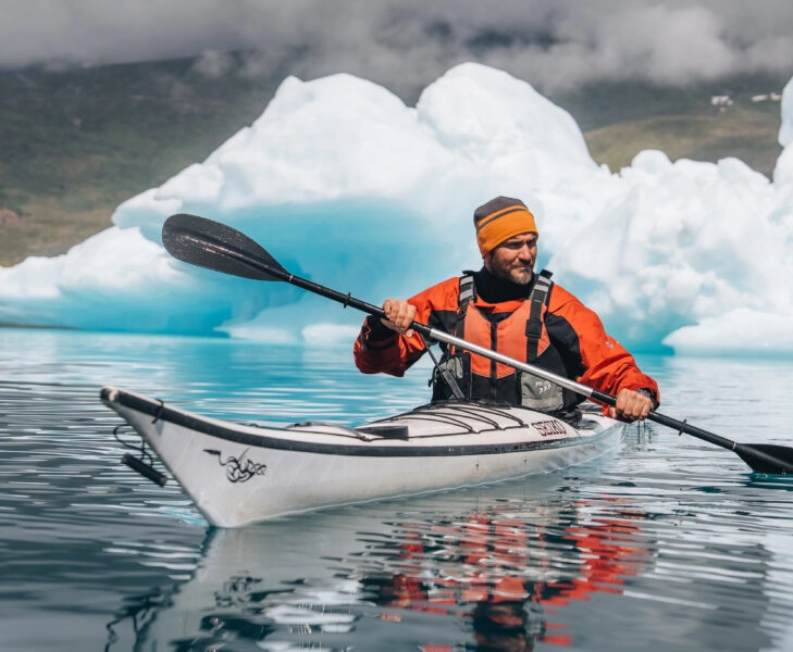 Saúl Craviotto en un kayak en Groenlandia