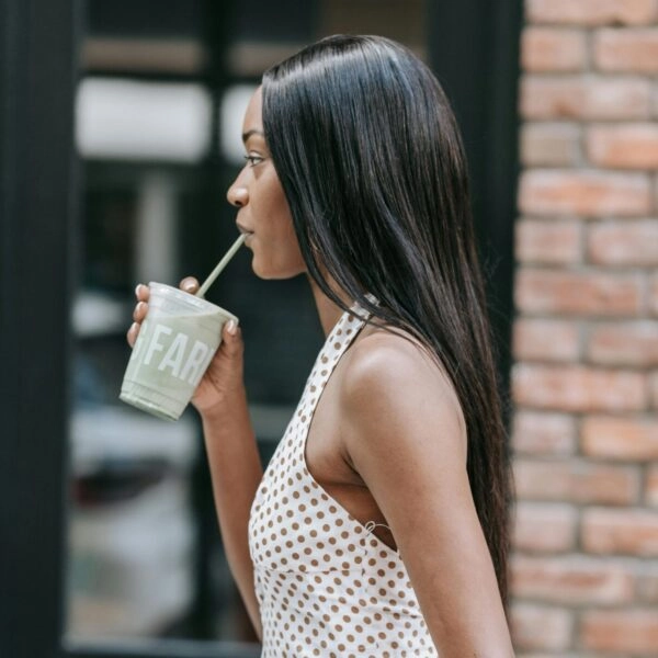 Mujer bebe cuando tiene que tomar electrolitos