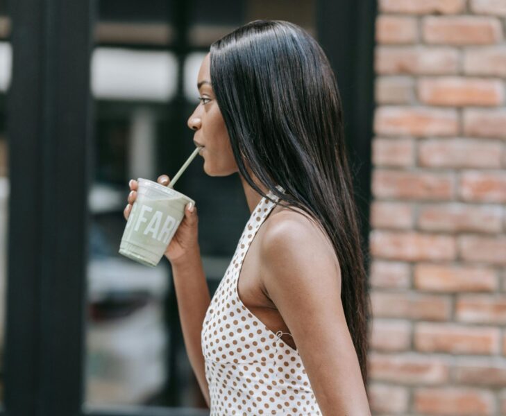 cuando-tomar-electrolitos Mujer bebe cuando tiene que tomar electrolitos