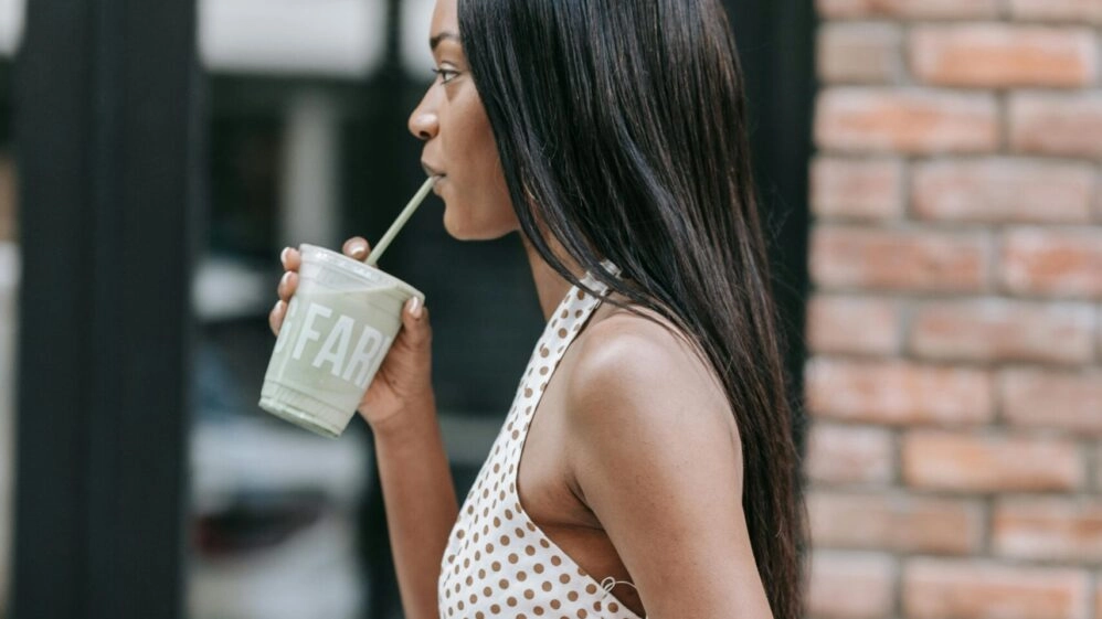 Mujer bebe cuando tiene que tomar electrolitos