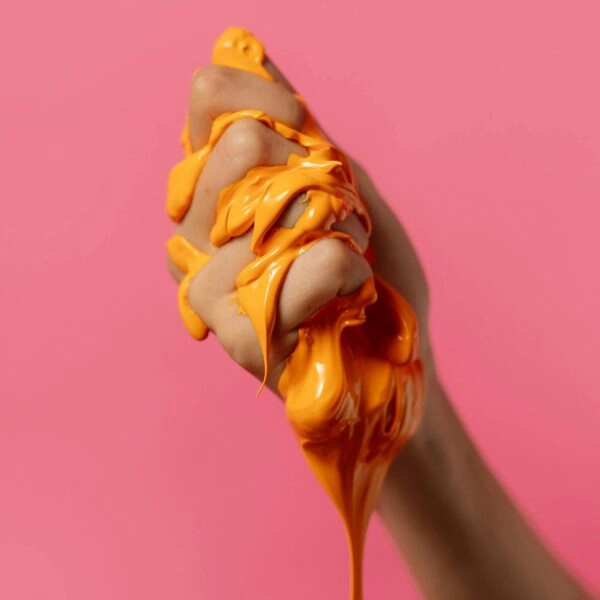 Basar la dieta en ultraprocesados y alimentos de baja calidad nutricional no le hace ningún favor a tu ADN celular. Y acabará alterando a tus genes y estrujando tu salud. FOTO: Cottonbro/Pexels. 