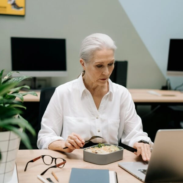 Una mujer come de forma saludable, clave para cuidar el estroboloma en menopausia