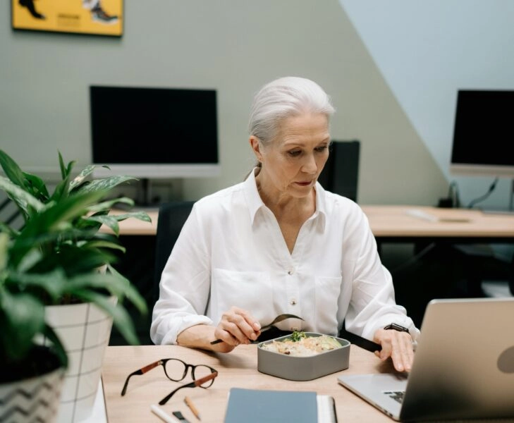 Una mujer come de forma saludable, clave para cuidar el estroboloma en menopausia