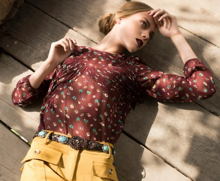 Mujer con insomnio que toma fármacos para el insomnio que engordan