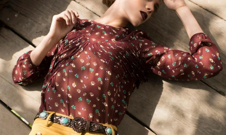 Mujer con insomnio que toma fármacos para el insomnio que engordan