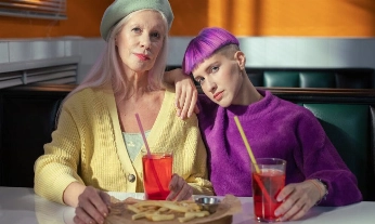 Madre hablando de menopausia con su hija adolescente