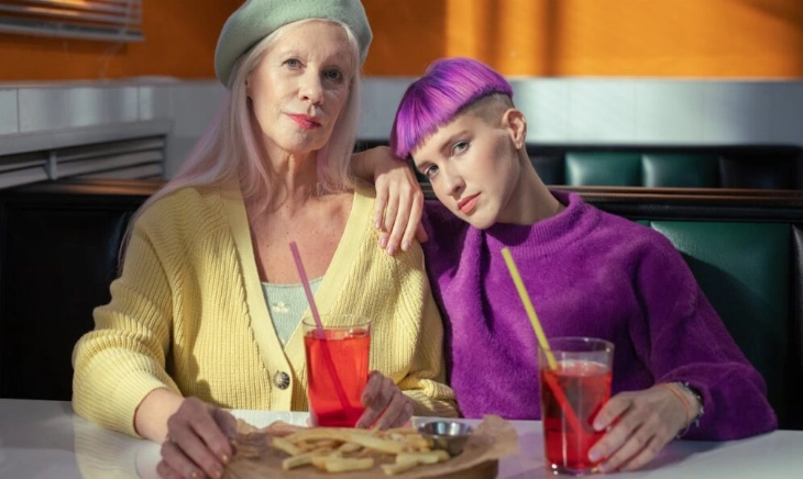 Madre hablando de menopausia con su hija adolescente