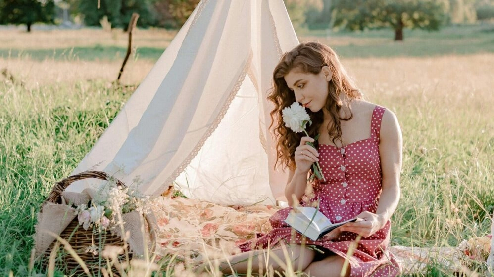 Mujer disfruta del lujo rural