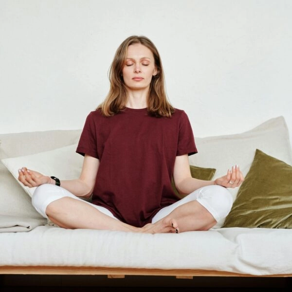 Mujer practica meditación en Google