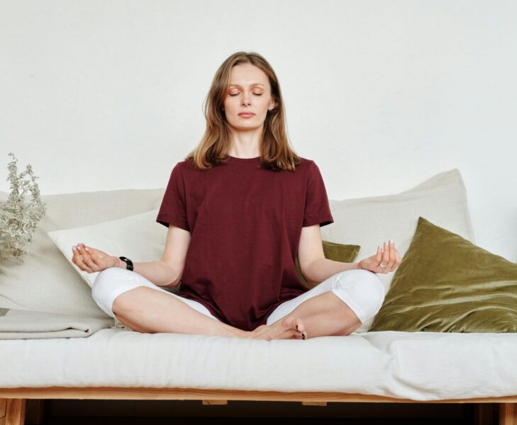 Mujer practica meditación en Google
