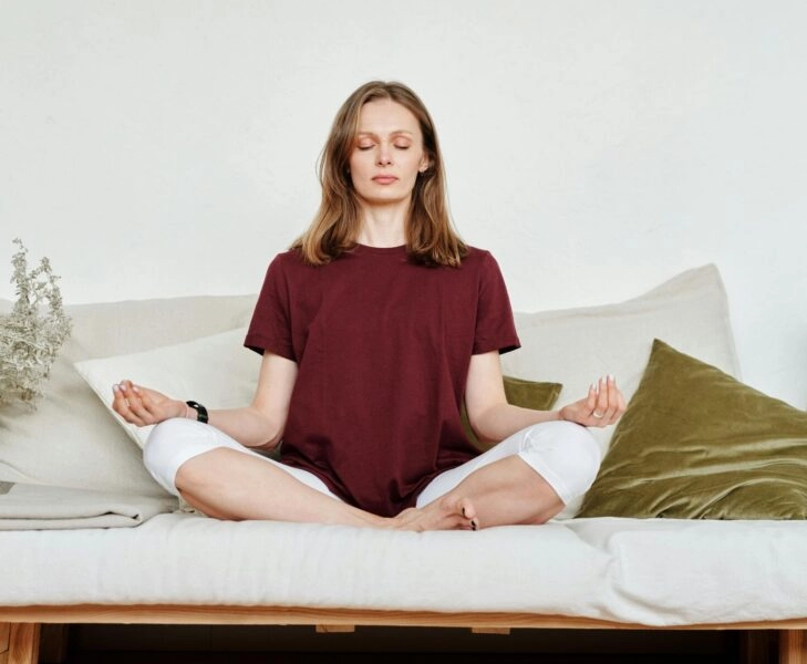 Mujer practica meditación en Google