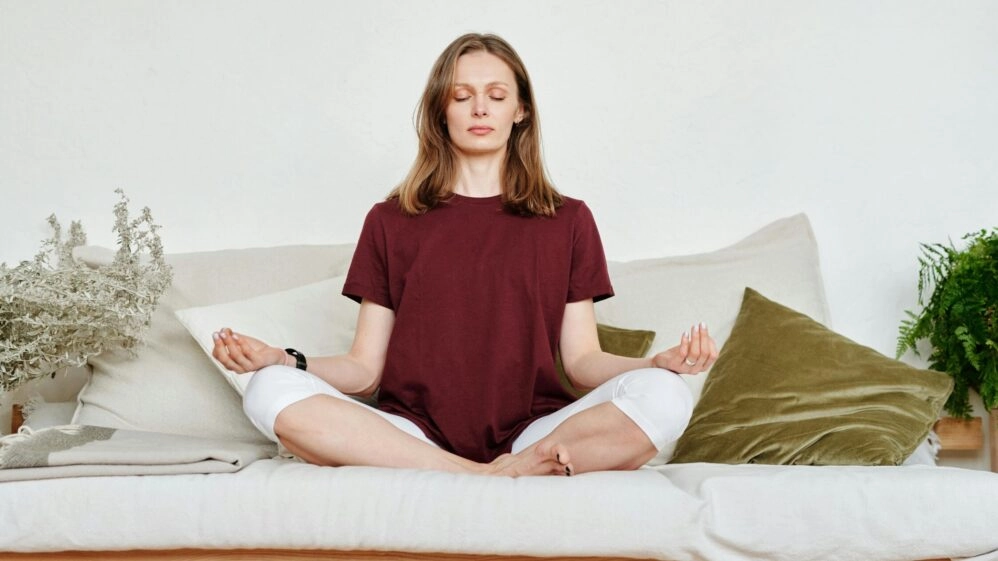 Mujer practica meditación en Google