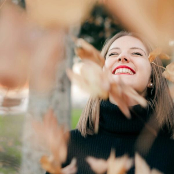 Que la menopausia no te borre la sonrisa. Por autoestima y para prevenir muchas dolencias. FOTO: Ivan/Pexels.