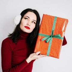 Esperabas un reloj inteligente y ese paquete tan grande anuncia un pijama del felpa. Es la antesala del desastre: la gran decepción previa a la ruptura. FOTO: Anntarazevich/Pexels. 