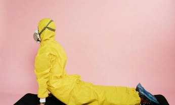 Hacer yoga y limpiar la esterilla de yoga