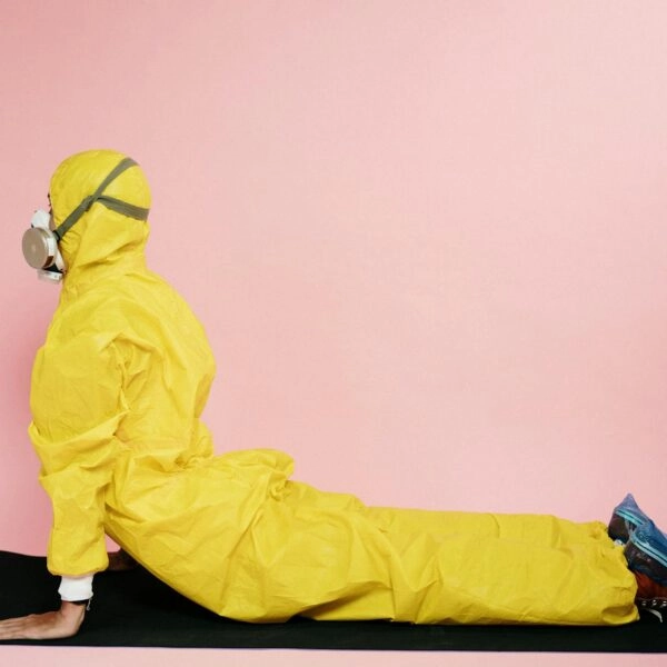 Hacer yoga y limpiar la esterilla de yoga