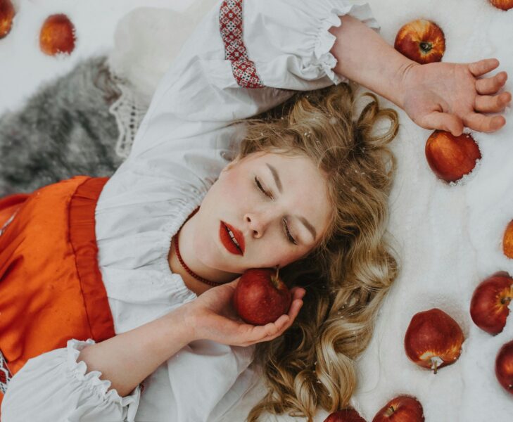 Mujer pensando que la pizza apetece más que una manzana