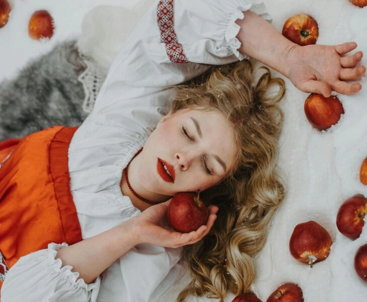 Mujer pensando que la pizza apetece más que una manzana